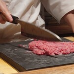 鮨処 一石三鳥 - 包丁さばきがすぐ近くで見られます