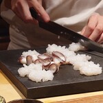 鮨処 一石三鳥 - ミズダコを菊花蕪のように切っていきます。すごくキレイ。