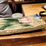 鮨処 一石三鳥 - カンパチかな？ステーキソースのようなエシャレット(かなぁ)のソース