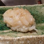 鮨処 一石三鳥 - 煮帆立。柔らかく潰して食べやすく。