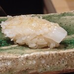 鮨処 一石三鳥 - 剣先イカにもキレイな飾り包丁。少し湯引きしてるので可愛らしいカール