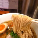 鶴麺 鶴見本店 - 麺は中細のストレート麺ですよ。