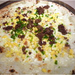 マンマパスタ - あら挽き肉とゆで卵のピザ