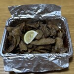 炭火焼鶏 吉松 - 皮部分はゴリゴリ食感。噛めば噛むほど旨味が押し寄せてくる皮焼です。