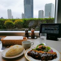 国産熟成焼肉 肉バル ドウラクコリーダ ランドマーク店 - ★★★日替わりランチ 1100円 ビーフカツレツは衣がサクサクで食感は良かったが ブラウンソースが美味しくなく非常にもったいない ご覧の通り 立地はいいが 囲いに邪魔されて景観が良くない！