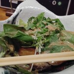 府中日本酒バルTOKUTOUSEKI - お刺身3種、具沢山鍋付き秋のスタンダードコースのサツマイモとかぼちゃのグリーンサラダ　胡麻ドレッシング