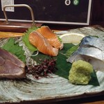 府中日本酒バルTOKUTOUSEKI - お刺身3種、具沢山鍋付き秋のスタンダードコースのお造り三種　戻り鰹　サーモン　日替わり