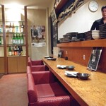 府中日本酒バルTOKUTOUSEKI - カウンター席