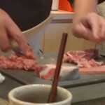 すしやのたい悟 - 青森大間の本鮪の中落ちを漉いている所。