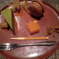 THE SODOH HIGASHIYAMA KYOTO - チョコレートとカシスのマカロン、アプリコット羊羮、抹茶チーズケーキ