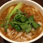 刀削麺酒家 - 担々刀削麺：挽肉少なく青梗菜にパクチー程度。通常の担々麺とはスープが違い芝麻醤の味は薄い