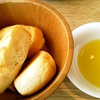 ウォルプタス 東京駅グランルーフ店 - パンとオリーブオイル
