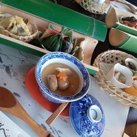 いそべ 本店 - 奥：青竹盛り、手前：鮑と栗の茶碗蒸し、右：籠盛り