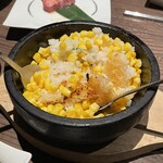 肉のひぐち直営焼肉 安福 - 中にブルギニオンバターがあり混ぜて仕上げに醤油､ブラックペッパーで。 コーンが甘いです。