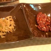 崎陽軒本店 嘉宮 - お通しの搾菜の千切りとナッツの甘煮．．．