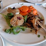 チーロ - 卵の上に？のペースト・人参のグラッセ・きのこのソテー