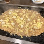 めんこ - 餅は混ぜず、別に焼き、焦げ目がついたらもんじゃを焼きます。チーズと餅を並べるので、具が偏ることがないです。