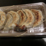 天龍軒 - 自家製黒豚焼餃子 6コでございます