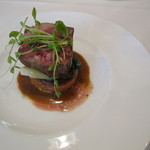 シック プッテートル - 豪州産の牛肉イチボのロティ、葉玉葱のエチュベ、フォン・ド・ヴォーとシェリー・ビネガーで2