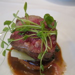 シック プッテートル - 豪州産の牛肉イチボのロティ、葉玉葱のエチュベ、フォン・ド・ヴォーとシェリー・ビネガーで1