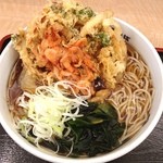 Hakone Soba - 桜海老のかき揚げ天そば¥450
                        相変わらずのコッテリ感‼︎
                        七味大量投入で後半は、油たっぷりシュリンプスープを堪能w