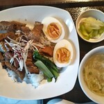 城華 - 魯肉飯の中盛。ゆで卵に比べると。