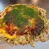 水軍 - 肉玉そば(税込900円)
・茹で生細麺(磯野製麺所)
・ミツワソース
・焼き方:何度も強くヘラで押さえる
・焼き上がりの形:綺麗な円形の焼き上がり
・鉄板で食べるのがスタンダード