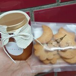 喫茶 tameiki - テイクアウトした自家製ジャム(桃とすもも)750円、全粒粉クッキー350円✨どちらもシンプル素材、やさしい甘さ。