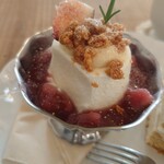 喫茶 tameiki - いちじくとカシスのレアチーズ 断面✨レアチーズがふわふわエアリーで軽い。カシスピューレに漬けられたいちじくは甘酸っぱい果実感と深みが増します。