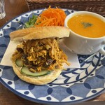 THE THREE LITTLE PIGS - 