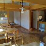 伊達 翁 - 木の温もり漂う店内✨