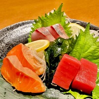 UMAMI日本酒弐番館 - 20240925本マグロ入りお刺身5点盛り（2点食べてしまった後の写真です）