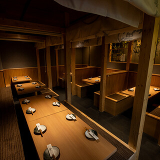 お洒落な和空間に、立ち飲み宴会もできるカウンターや個室完備！