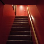 AUBE．鉄板料理 つむぎ - 壁も階段も真っ赤なアプローチで２階へ