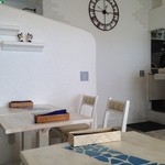 シーサイド カフェ ハノン - ギリシアのサントリーニ島のイメージ。白とブルーに素敵な時計やランプなどが映えます。トイレもきれいで素敵でした。