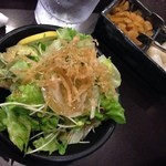 Tsuboyaki Kare Kiton - サービスのサラダ