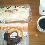 セブンイレブン - 料理写真:チョコオールドファッション、大きなコッペコーヒークリーム、珈琲。