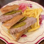 Logique - 久しぶりのパテ。最高です。奥のピンクのは玉ねぎでした。これまた美味でした。