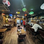 DENOdenoケバブ - 店内。左奥は半個室の席があります。