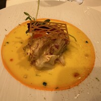 ソンブルイユ TOKYO - 前菜。サラダの裏にサーモンと蟹が隠れています。柑橘のヴィネグレットが目が覚めるほどの酸味。緩急が素晴らしい。