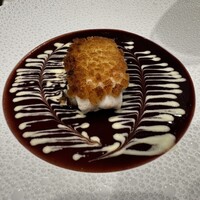 ソンブルイユ TOKYO - 天然真鯛のポワレ。下にはポテトのエクラゼが敷かれています。お魚に赤ワインソースは珍しい。人参を混ぜてまろやかに。白いソースはバターと生クリーム。