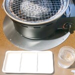 焼肉 ポプラ - 焼き台、上に排煙ロースター