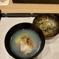 馬車道 大かわ - お月見のようなお椀を開けると、、綺麗な菊の模様
                    松茸　はまぐり　翡翠なす