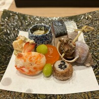 馬車道 大かわ - 八寸　
                    　菊のおひたし、おおかわ名物鯖寿司、つぶ貝の梅煮、枝豆の白和え、海老うさぎの手毬ずし、きぬかつぎ、銀杏、卵黄の西京味噌漬け