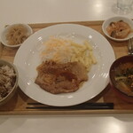 トーコーキッチン - トンテキガーリックソース 副菜二品、豚汁、ご飯