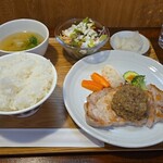 キッチン ブルー グローブ - 豚ロースソテー　クミン香る茸とエシャロットのデュクセルソース