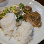 キッチン ブルー グローブ - サラダ、お新香を乗せて