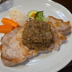 キッチン ブルー グローブ - 豚ロースソテーのアップ