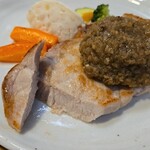 キッチン ブルー グローブ - ロースソテーの断面、そこそこ分厚い