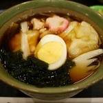 芝大門 更科布屋 - ぞうにそば 杵つき餅入り もち・蒲鉾・茹玉子・南蛮葱 920円。